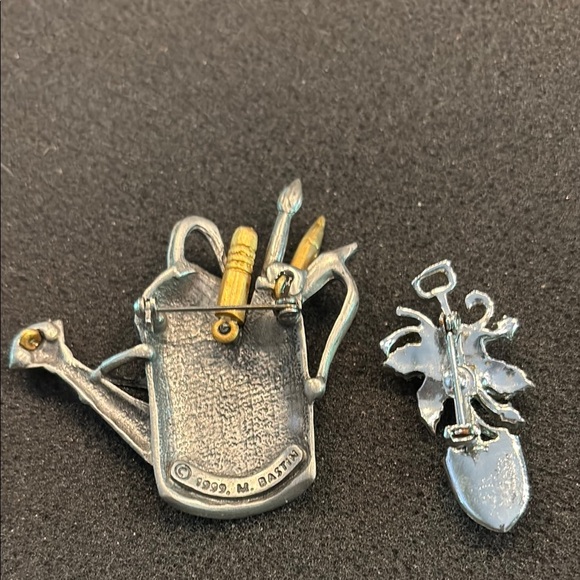 Gardening Silver and Gold Watering Can spade pin - Picture 3 of 3